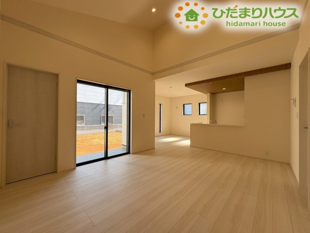 深谷市田中　第3　新築一戸建て　リーブルガーデン　02の居間・リビング|開放的な勾配天井デザインが魅力のLDK！大きな窓からあたたかな陽光が差し込み、家族みんながゆったり寛げる空間です★