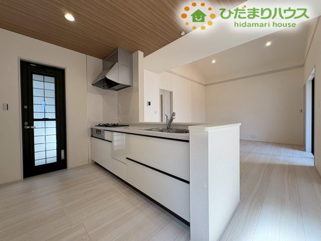 深谷市田中　第3　新築一戸建て　リーブルガーデン　02のキッチン|清潔感のある、白を基調としたシステムキッチンです。作業スペースが広く、家族みんなで料理を楽しめます。対面式なので、リビングにいる家族と会話しながら調理ができるのも嬉しいですね♪