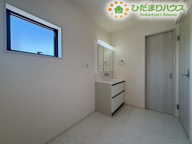 深谷市田中　第3　新築一戸建て　リーブルガーデン　02の独立洗面台|使いやすい、三面鏡付きの独立洗面台です。鏡の裏には収納スペースがあり、洗面用具や化粧品などをすっきり収納できます。朝の身支度もスムーズに整いそうですね！