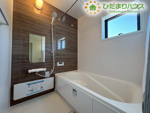 深谷市田中　第3　新築一戸建て　リーブルガーデン　02の浴室|落ち着いた雰囲気の、清潔感のあるバスルームです。浴室乾燥機が設置されており、雨の日でも洗濯物を干すことができます。足を伸ばしてゆったりとくつろげる、快適なバスタイムを過ごせます(´艸｀*)