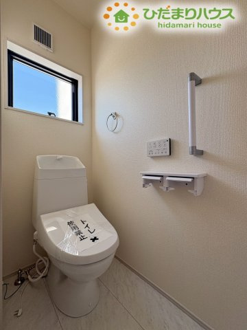 深谷市田中　第3　新築一戸建て　リーブルガーデン　02のトイレ|清潔感のある、温水洗浄便座付きのトイレです。小窓から自然光が差し込み、明るい空間になっています。手すりやタオル掛けもあり、使いやすい設備が整っております。