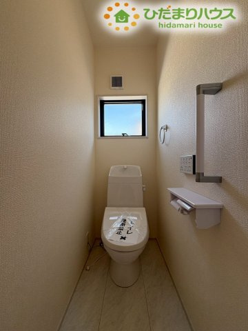 深谷市田中　第3　新築一戸建て　リーブルガーデン　02のトイレ|こちらのトイレも手すりが設置されており、どなたでも安心して利用できます。明るい空間で、気分もリフレッシュできますね♪
