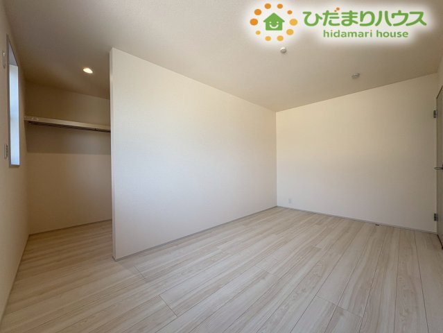 深谷市田中　第3　新築一戸建て　リーブルガーデン　02の寝室|どんなインテリアにも馴染むシンプルなデザインの内装です。プライベートな時間を穏やかに過ごせる、心地よい空間に仕上がっています。