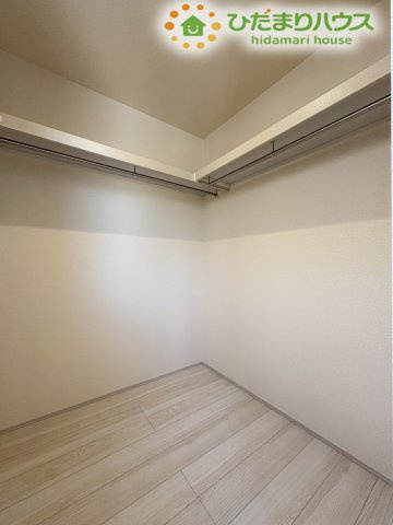 深谷市田中　第3　新築一戸建て　リーブルガーデン　02の収納|衣類や小物をまとめて収納できる、大容量のウォークインクローゼットです。棚やハンガーパイプが設置されており、夫婦の衣類を整理整頓できます。衣替えの季節もスムーズです！
