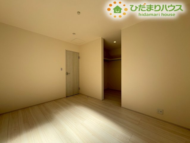 深谷市田中　第3　新築一戸建て　リーブルガーデン　02の子供部屋|窓から自然光が差し込み、明るい雰囲気になっています。静かな環境なので、勉強にも集中できそうですね。自分だけの空間で、楽しい思い出が作れます！