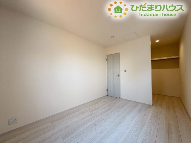 深谷市田中　第3　新築一戸建て　リーブルガーデン　02の洋室|二面採光で明るく、風通しも良いので快適に過ごせます。デスクを置けばテレワークスペースとしても活用でき、仕事にも集中できそうですね!