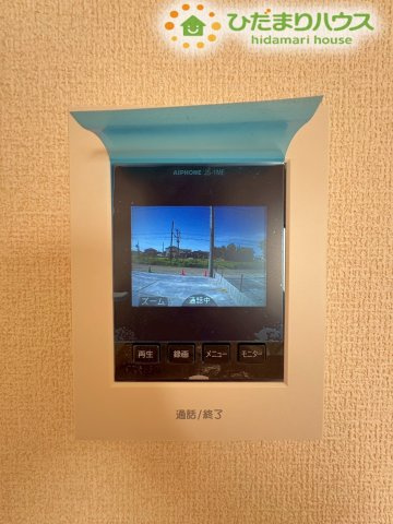 深谷市田中　第3　新築一戸建て　リーブルガーデン　02のセキュリティ|訪問者の顔を確認できる、TVモニター付きインターホンです。不審者対策にもなり、安心して生活できます。録画機能付きなので、不在時の訪問者も確認できて便利です！