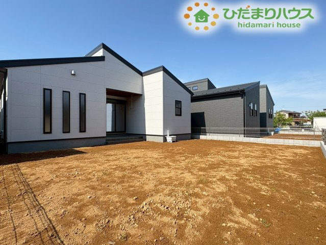 深谷市田中　第3　新築一戸建て　リーブルガーデン　02の庭|庭スペースが確保されており、ガーデニングや家庭菜園を楽しめます。子供たちが遊ぶのにもちょうど良い広さで、季節の移ろいを感じながら、家族みんなで穏やかな時間を過ごせそうですね♪