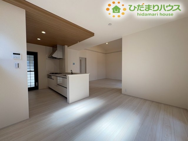 深谷市田中　第3　新築一戸建て　リーブルガーデン　02の居間・リビング|自然光が差し込む、明るいリビングダイニングです。20帖とゆとりがあるので、お気に入りの家具を置いて家族みんなでくつろげる空間が作れます♪