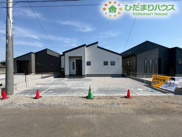 深谷市田中　第3　新築一戸建て　リーブルガーデン　02の駐車場|並列で4台停められる、広々したカースペースです。車を複数台所有しているご家族や、来客時にも困りません。広めのスペースなので、運転が苦手な方でも安心して駐車できそうですね！