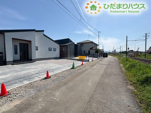 深谷市田中　第3　新築一戸建て　リーブルガーデン　02の前面道路含む現地写真|前面道路は舗装されており、交通量も少なく落ち着いています。小さなお子様がいるご家族も、安心して生活できそうです。周辺は静かな住宅街で、穏やかな時間が流れます。