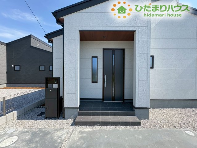 深谷市田中　第3　新築一戸建て　リーブルガーデン　02のエントランス|玄関ポーチは広々としており、荷物が多い時もスムーズに出入りできます。落ち着いた色合いのドアが、家の顔としてお客様を優しく出迎えます。毎日の生活に寄り添う、使いやすい玄関です(^^)/