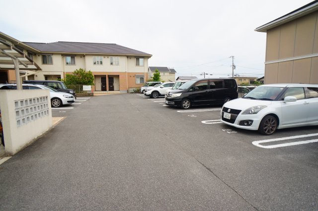 メゾン・ド・クレールの駐車場