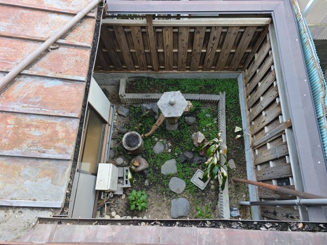 京都市中京区聚楽廻松下町中古戸建の庭|お庭で自由な時間を過ごせます