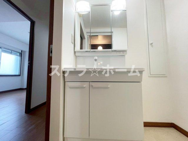 緑地東ロイヤルマンションの独立洗面台|独立洗面台、小物を置くことができて便利です