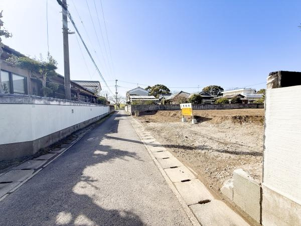 須賀二丁目Ⅲ　土地①の前面道路含む現地写真|前面道路含む現地(2026年3月撮影)