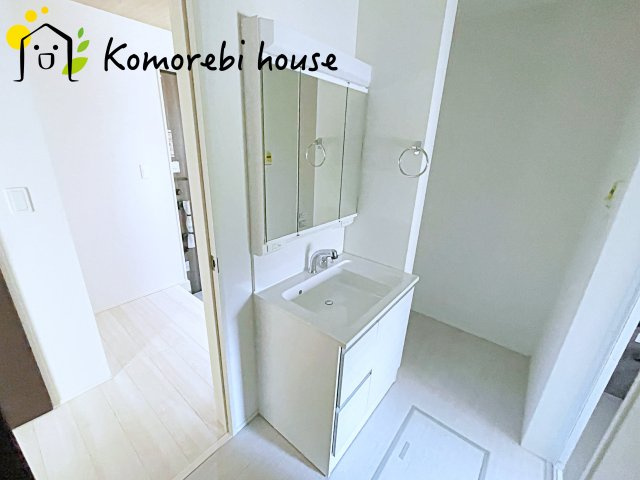 さいたま市指扇　20期　新築一戸建て　グラファーレ　01の独立洗面台|朝の支度にも助かる、独立の洗髪洗面化粧台