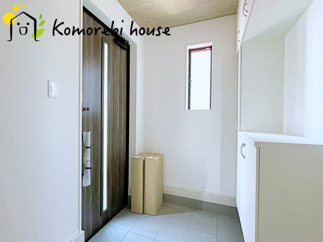 さいたま市指扇　20期　新築一戸建て　グラファーレ　01の玄関|ゆったりとした玄関です