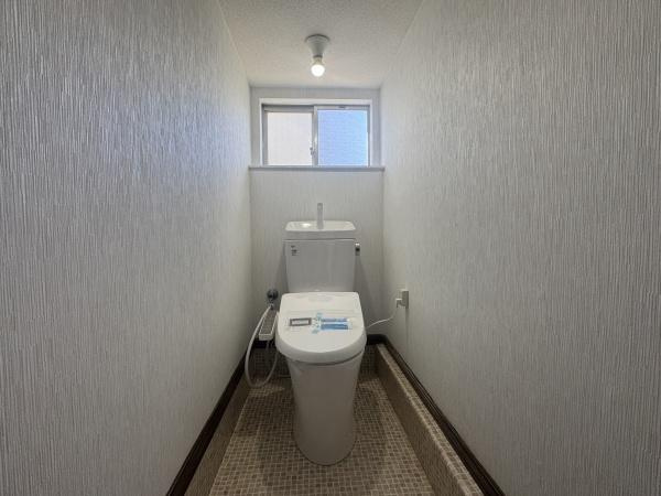 大字横尾　中古のトイレ|シンプルな内装で清潔感があります。窓があり換気や採光がしやすい造りです。手洗い付きのトイレで使い勝手も良いです。床はお手入れしやすい素材になっています。