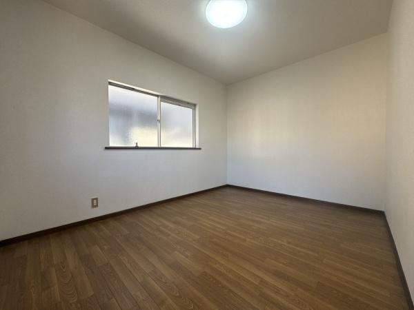 大字横尾　中古の洋室|窓から柔らかな明かりが入る洋室です。シンプルな内装で使いやすい空間が広がっています。木目調のフローリングが落ち着いた雰囲気を演出しています。天井照明も備え付けられており明るさも確保されています。