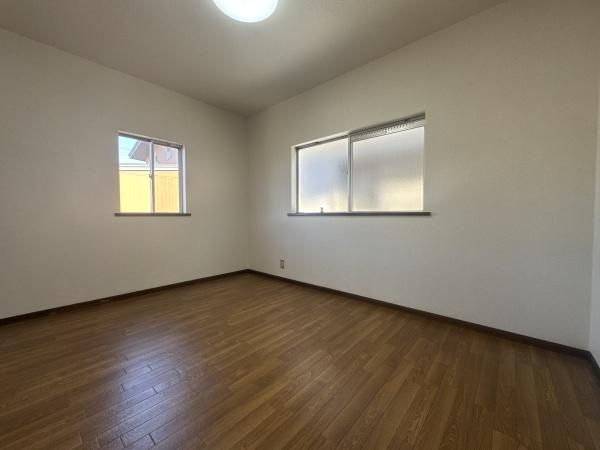 大字横尾　中古の洋室|シンプルな内装でお好みのインテリアに合わせやすい洋室です。二面に窓があり採光が期待できます。木目調のフローリングが温かみを演出します。落ち着いた雰囲気で使い勝手の良い空間です。