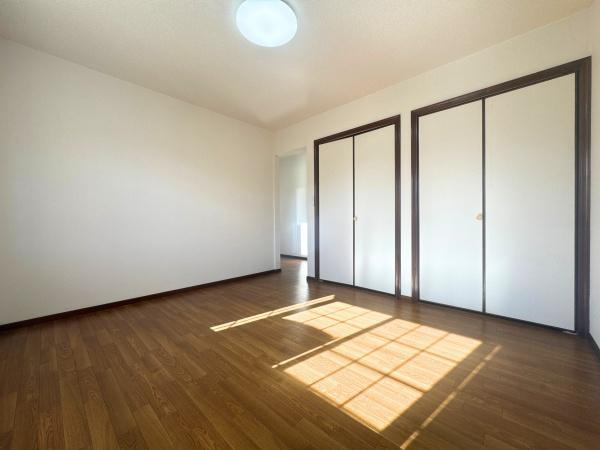 大字横尾　中古の洋室|洋室は明るい光が差し込む空間です。ブラウンのフローリングが落ち着いた印象を演出します。収納スペースも充実しておりすっきりとした室内を保てます。扉のデザインが空間にアクセントを加えています。