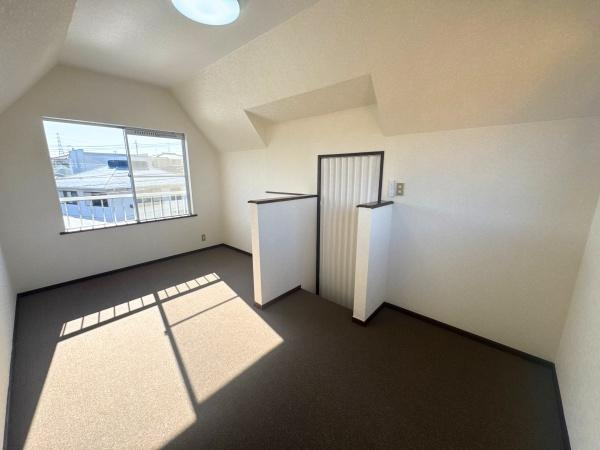 大字横尾　中古の洋室|大きな窓からたっぷりと光が入る洋室です。天井が高く開放感があります。白を基調とした壁で明るい印象です。シンプルな空間で使いやすいレイアウトになっています。