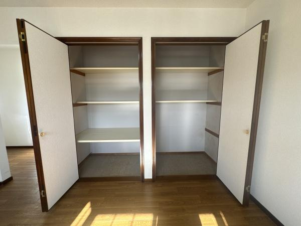 大字横尾　中古の収納|収納スペースが2つ並んでおりそれぞれに棚が設けられています。扉付きで中が見えにくく整った印象です。収納力がしっかりと確保されています。使いやすい配置になっています。