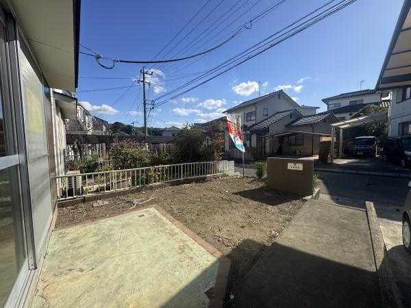 大字横尾　中古の庭|日当たりの良い庭スペースが広がっています。シンプルな設計で使い方のアレンジもしやすそうです。道路からのアクセスもスムーズなため便利にご利用いただけます。周囲には住宅が並び落ち着いた雰囲気です。