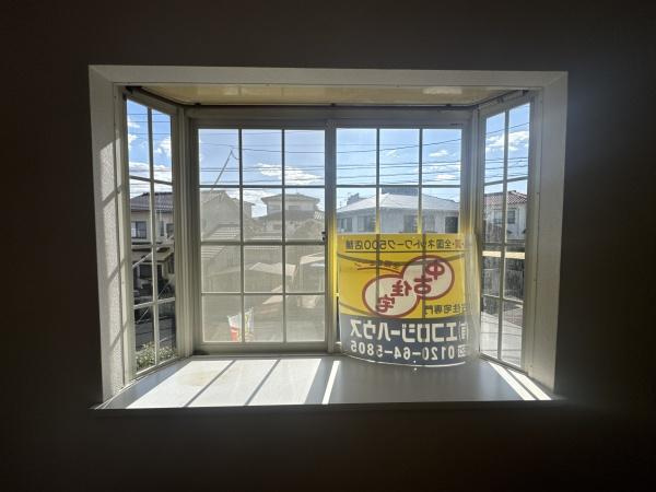 大字横尾　中古のその他|ベイウィンドウからたっぷりと自然光が差し込み室内が明るい印象です。外の景色を楽しめる大きな窓が魅力です。開放感ある空間を演出しています。日中は爽やかな光を感じられます。