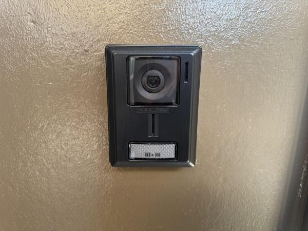 大字横尾　中古のその他|カメラ付きインターホンが設置されています。訪問者の確認が可能で安心感をプラスできます。玄関まわりの機能性を高めてくれます。操作もシンプルで使いやすい設計です。玄関先での対応がスムーズに行えます。