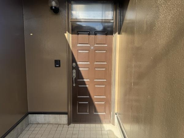 大字横尾　中古のその他|玄関ドアはしっかりとした造りで落ち着いた色合いが特徴です。タイル張りのアプローチが清潔感を演出しています。ドア横にはインターホンや照明も設置され安全面にも配慮されています。