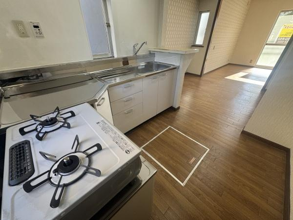 大字横尾　中古のキッチン|明るい空間が広がるキッチンです。床下収納が設置されており便利に活用できます。調理スペースが確保されていてキッチンの使い勝手も良好です。窓があり換気もしやすいです。