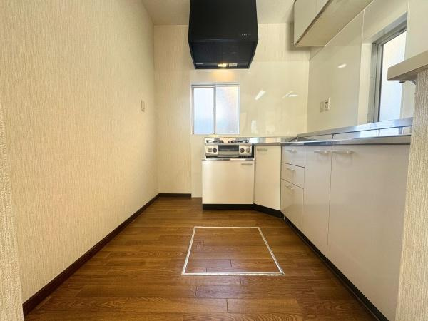 大字横尾　中古のキッチン|明るい窓付きで開放感のあるキッチンです。収納スペースが豊富に備わっています。清潔感のある白いキャビネットが印象的です。作業スペースが広めに設計されています。