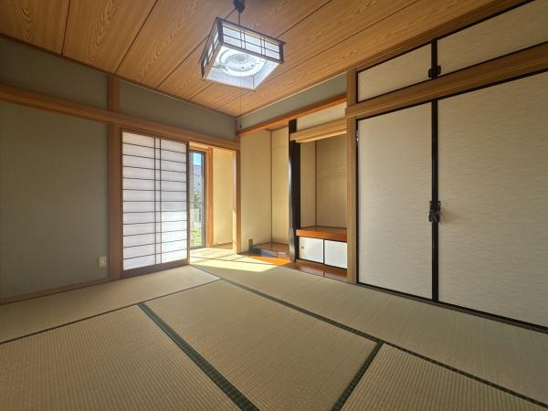 大字常行　中古の和室|和室ならではの落ち着いた雰囲気が広がります。障子から優しい光が差し込み明るい空間が印象的です。収納や床の間があり伝統的なデザインが楽しめます。畳の香りが心地よい空間です。