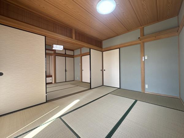 大字常行　中古の和室|障子とふすまの調和が落ち着いた雰囲気を演出します。畳が敷き詰められた広々とした空間です。天井や柱の木目が和の趣を感じさせます。収納スペースも豊富に設けられています。