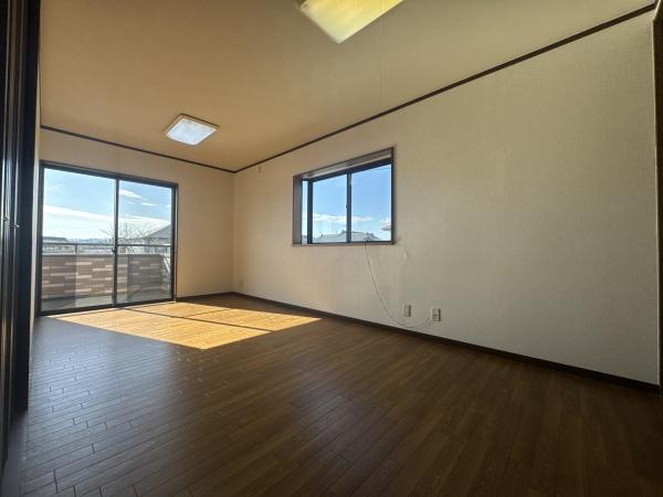 大字常行　中古の洋室|二面採光の洋室で明るさをしっかり感じられる空間です。バルコニーへの出入口があり室内の開放感が魅力です。フローリング仕様でお手入れがしやすいデザインです。窓が大きく外の景色を楽しめます。