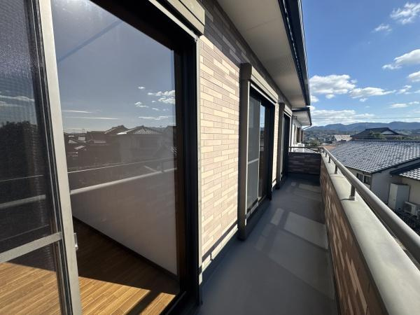 大字常行　中古のバルコニー|バルコニーは奥行きがあり複数の部屋からアクセスが可能です。陽当たりが良く開放感のある空間が広がっています。外の景色も楽しめる設計です。物干しなどにも便利なスペースです。