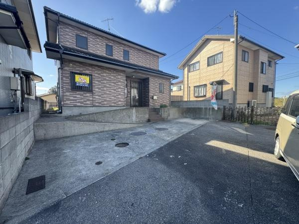 大字常行　中古の駐車場|前面に広々とした駐車スペースが確保されており複数台の車を停めることができます。車の出し入れがしやすいレイアウトが魅力です。敷地内の動線もゆったりしているため来客時にも便利です。