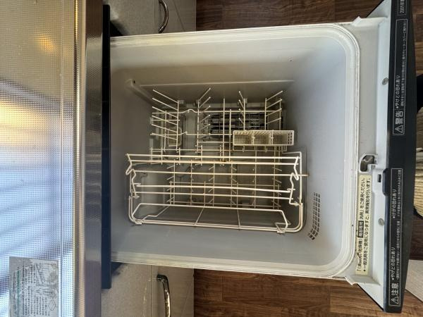 大字常行　中古のキッチン|ビルトインタイプの食器洗い乾燥機が設置されており毎日の家事負担を軽減できます。庫内は広々としていてたくさんの食器や調理器具もまとめて洗浄可能です。キッチンにすっきり収まりスペースの有効活用が叶います。