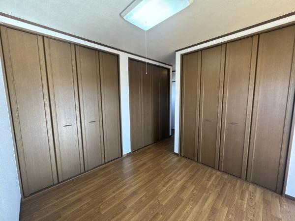 大字常行　中古の洋室|大きな収納スペースが2か所あり収納力に優れた洋室です。ユニークな間取りが魅力で整理整頓も簡単に行えます。明るく落ち着いた雰囲気の床が印象的です。クローゼットが充実しているのでお部屋をすっきり使えます。