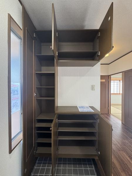 大字常行　中古の収納|収納スペースがしっかりと確保されており整理がしやすい設計です。上下に分かれた棚が使い勝手を高めています。扉付きなので中身をしっかり隠せて見た目もすっきりします。