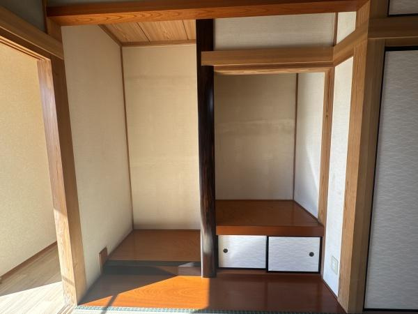 大字常行　中古の収納|和室らしさを感じる収納スペースです。棚や引き戸付きで整理整頓がしやすくなっています。日差しが差し込む明るい場所に配置されています。木の質感が落ち着いた印象を与えます。