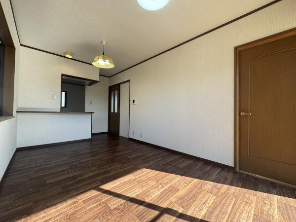 大字常行　中古の居間・リビング|リビングが広く落ち着いた雰囲気が魅力的です。大きな窓からは光がたっぷりと差し込み明るい空間を演出しています。床や建具の色合いも統一感があります。仕切りのないオープンなつくりが開放感を感じさせます。