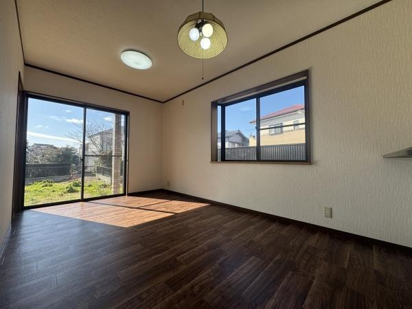 大字常行　中古の居間・リビング|二面採光で明るい空間が広がっています。大きな窓から外の景色が楽しめ開放感が感じられます。シンプルな内装で様々なテイストに合わせやすいリビングです。床材の色合いが落ち着いた雰囲気を醸し出します。
