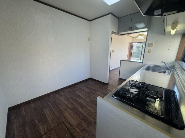 大字常行　中古のキッチン|シンプルなデザインのキッチンは空間を広く見せるレイアウトです。ガスコンロやシンクが使いやすい位置に配置されています。収納スペースも確保されています。窓からの自然光が入りやすく室内が明るい印象です。