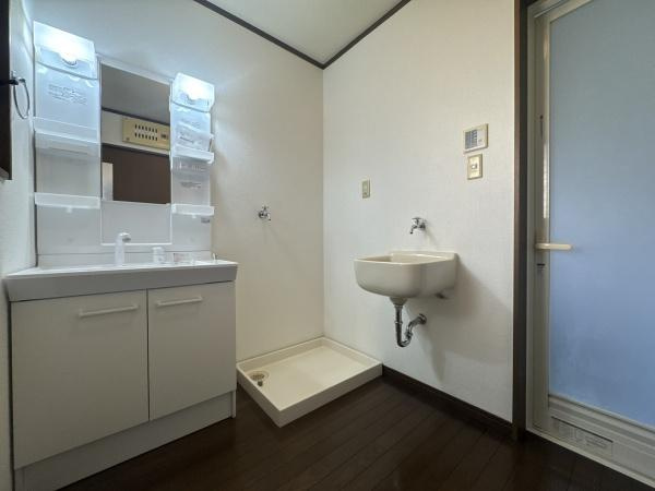 大字常行　中古の独立洗面台|明るい照明が特徴の洗面台で毎日の支度が快適に行えます。使い勝手の良い収納スペースも魅力です。広々とした空間のため洗面所内の移動もスムーズです。洗濯機置き場もすぐ横にあり家事がしやすい配置です。