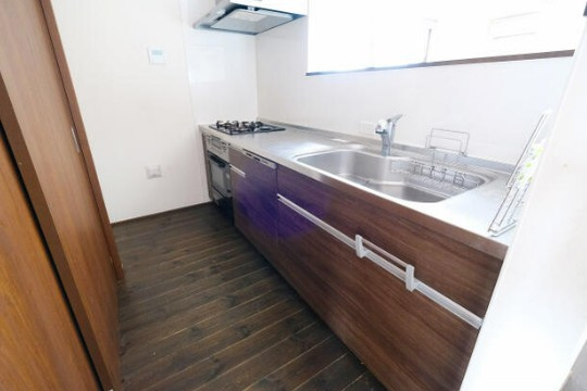 【中古】坂戸市石井中古住宅のキッチン|対面式のシステムキッチンでお料理をしながらリビングを見渡せます！
