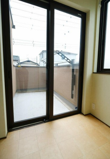 【中古】坂戸市石井中古住宅のバルコニー|サンルームからのバルコニー！