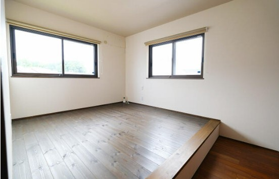【中古】坂戸市石井中古住宅の洋室|落ち着いた色調の洋室です